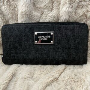 Michael Kors wallet. Very good condition.